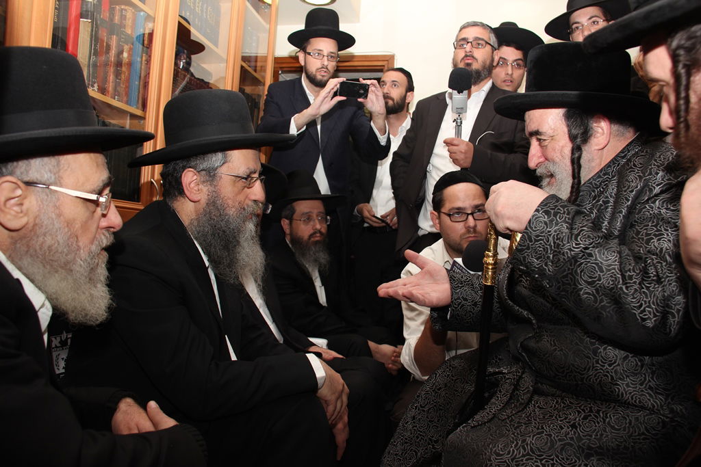 תיעוד בלעדי: האדמו"ר מויז'ניץ מנחם את בניו של מרן הגר"ע יוסף זצ"ל