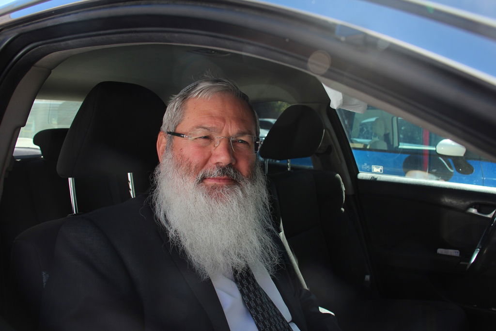 צפו: רבנים, אדמו"רים ואישי ציבור מנחמים בבית משפחת הרב עובדיה