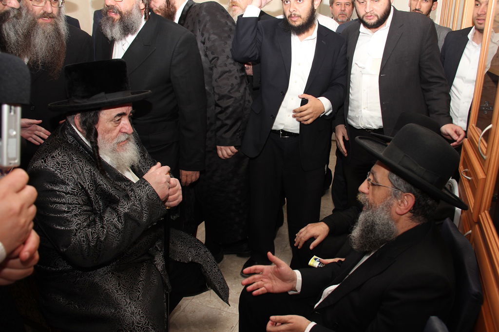 תיעוד בלעדי: האדמו"ר מויז'ניץ מנחם את בניו של מרן הגר"ע יוסף זצ"ל
