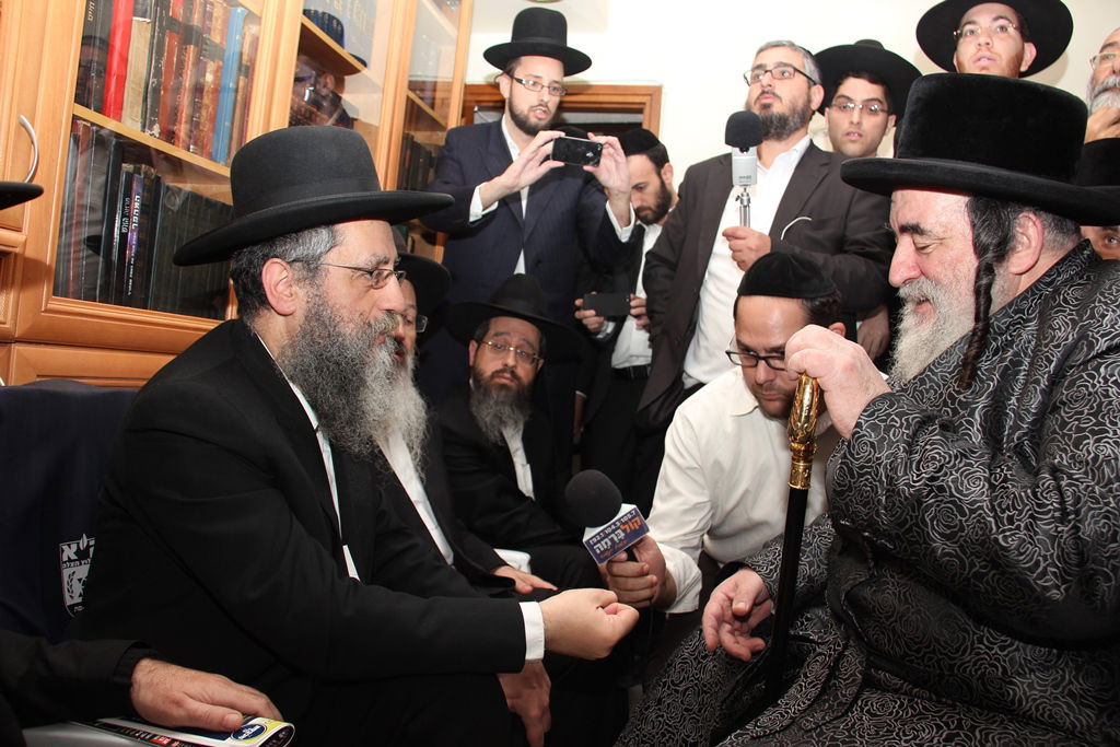 תיעוד בלעדי: האדמו"ר מויז'ניץ מנחם את בניו של מרן הגר"ע יוסף זצ"ל