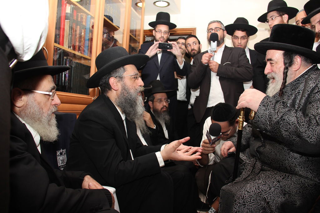 תיעוד בלעדי: האדמו"ר מויז'ניץ מנחם את בניו של מרן הגר"ע יוסף זצ"ל