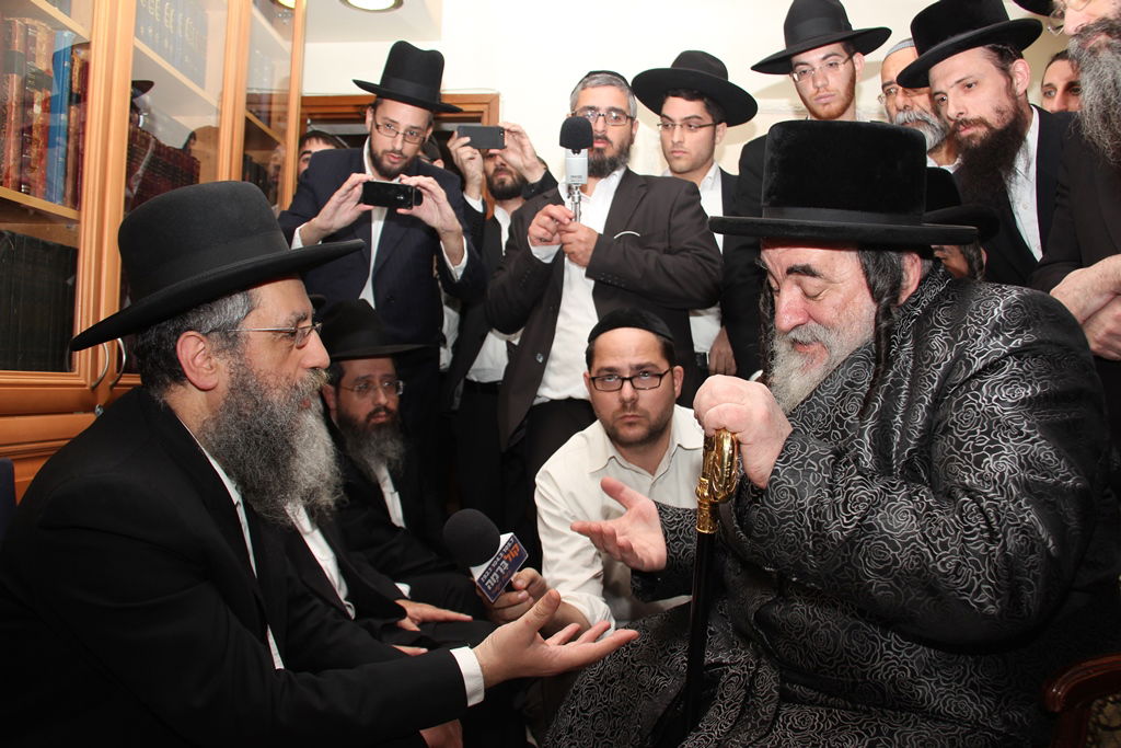 תיעוד בלעדי: האדמו"ר מויז'ניץ מנחם את בניו של מרן הגר"ע יוסף זצ"ל