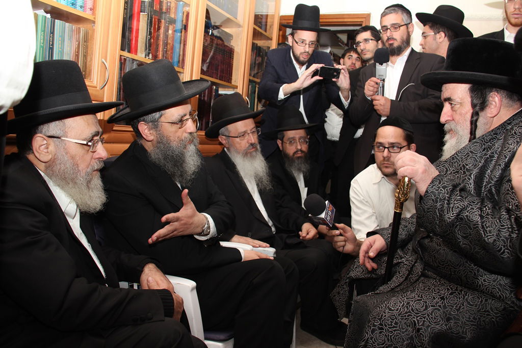 תיעוד בלעדי: האדמו"ר מויז'ניץ מנחם את בניו של מרן הגר"ע יוסף זצ"ל