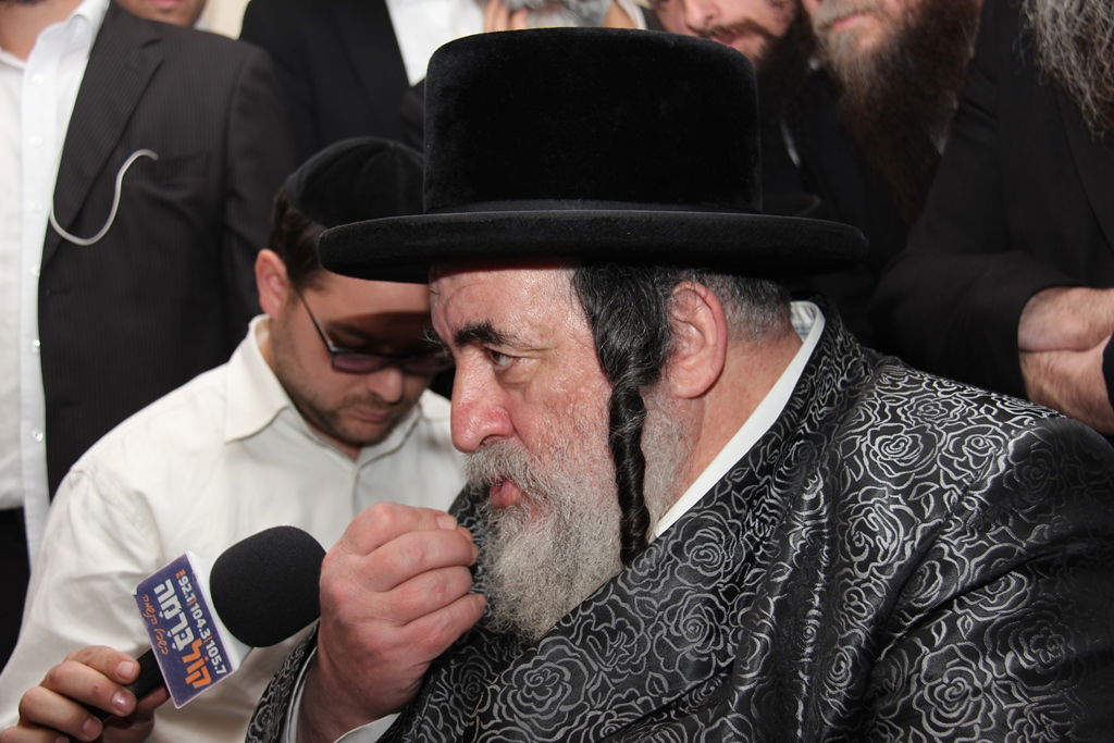 תיעוד בלעדי: האדמו"ר מויז'ניץ מנחם את בניו של מרן הגר"ע יוסף זצ"ל