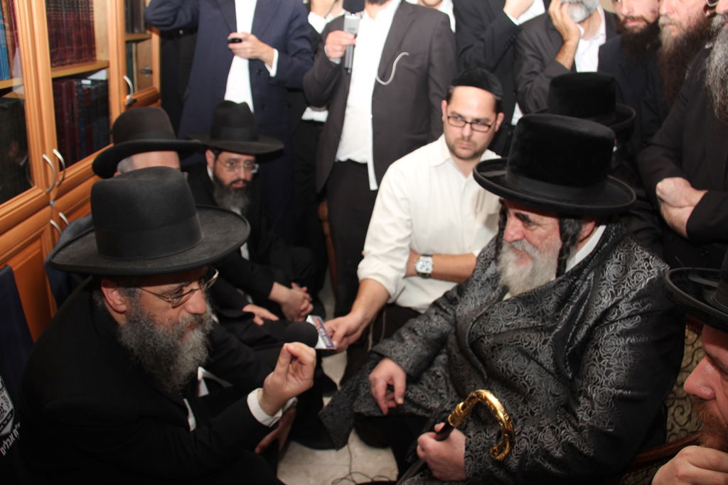 תיעוד בלעדי: האדמו"ר מויז'ניץ מנחם את בניו של מרן הגר"ע יוסף זצ"ל