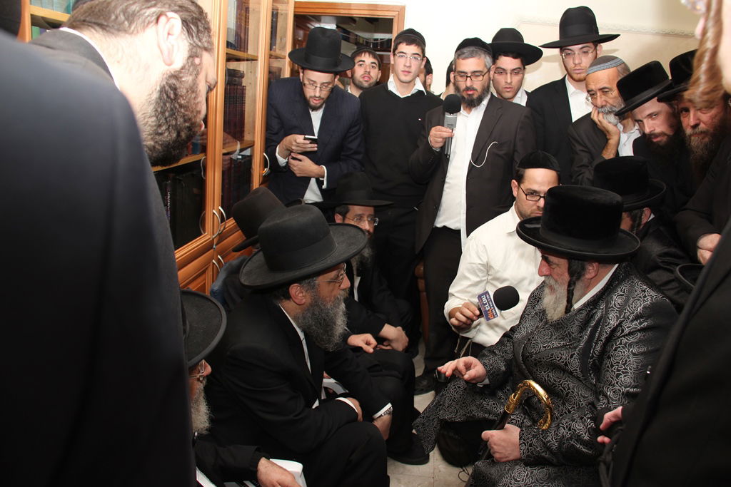 תיעוד בלעדי: האדמו"ר מויז'ניץ מנחם את בניו של מרן הגר"ע יוסף זצ"ל