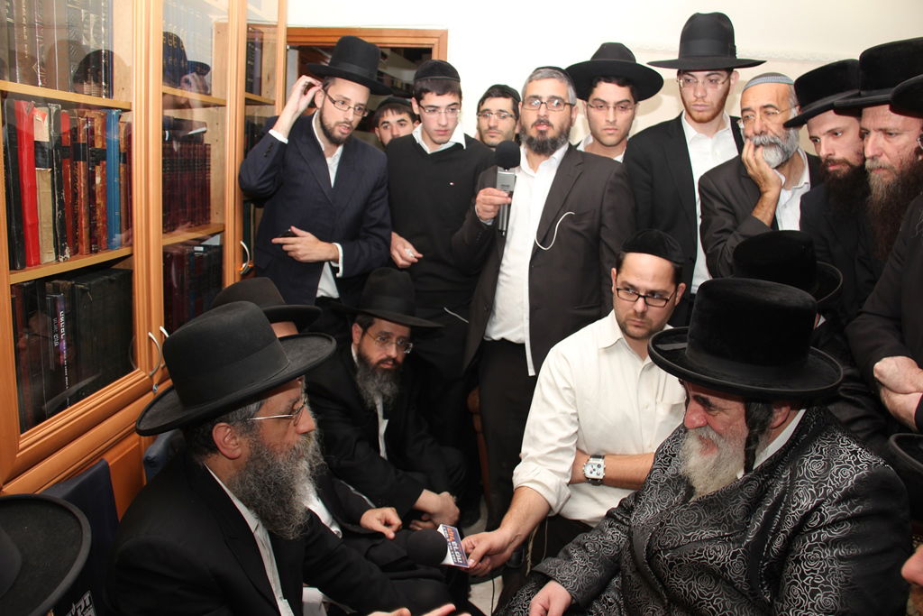 תיעוד בלעדי: האדמו"ר מויז'ניץ מנחם את בניו של מרן הגר"ע יוסף זצ"ל