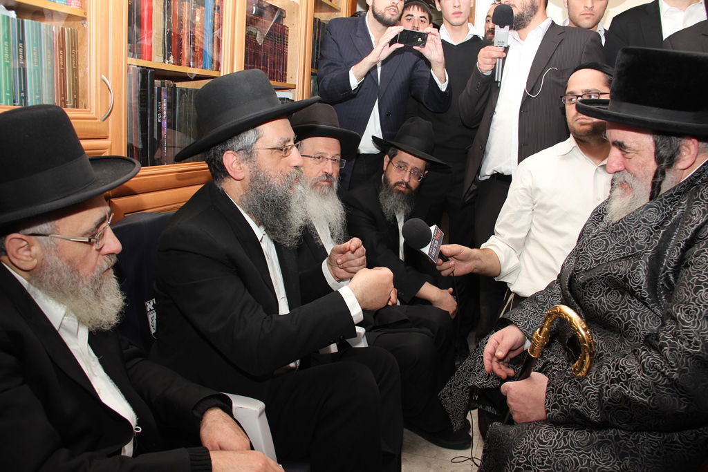 תיעוד בלעדי: האדמו"ר מויז'ניץ מנחם את בניו של מרן הגר"ע יוסף זצ"ל