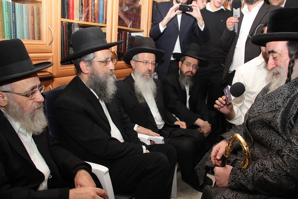 תיעוד בלעדי: האדמו"ר מויז'ניץ מנחם את בניו של מרן הגר"ע יוסף זצ"ל