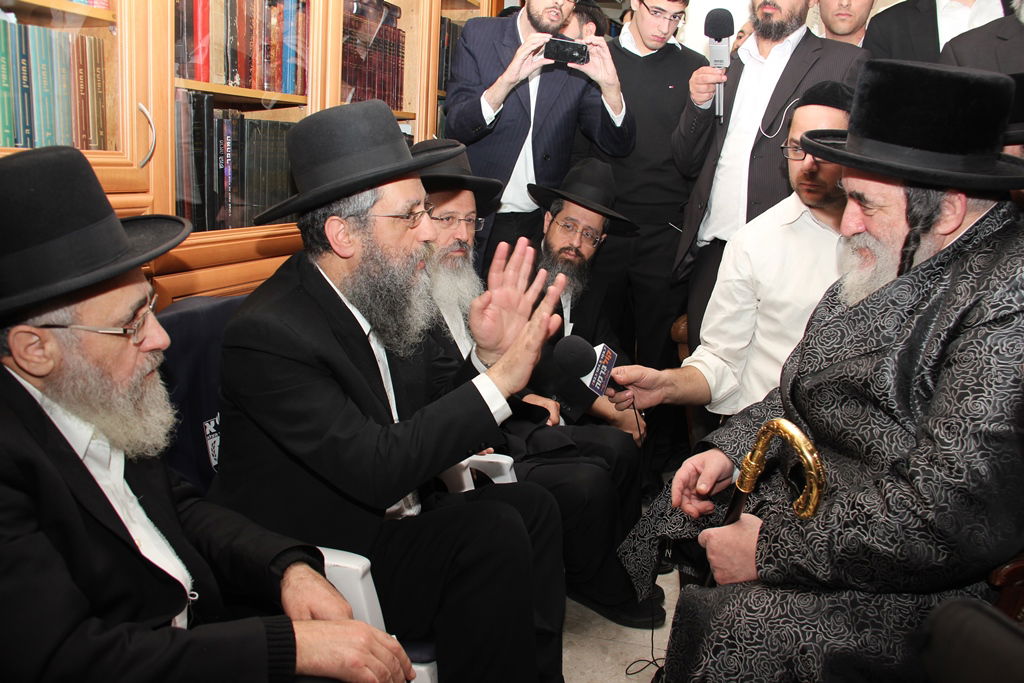 תיעוד בלעדי: האדמו"ר מויז'ניץ מנחם את בניו של מרן הגר"ע יוסף זצ"ל