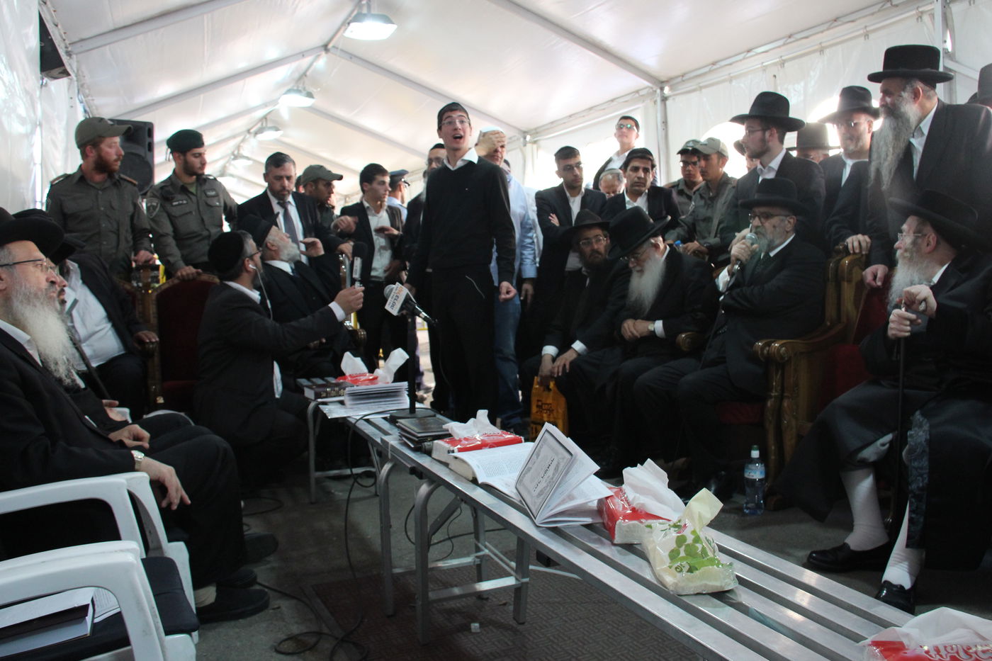 אלפי מנחמים, מאה תמונות • גלריה