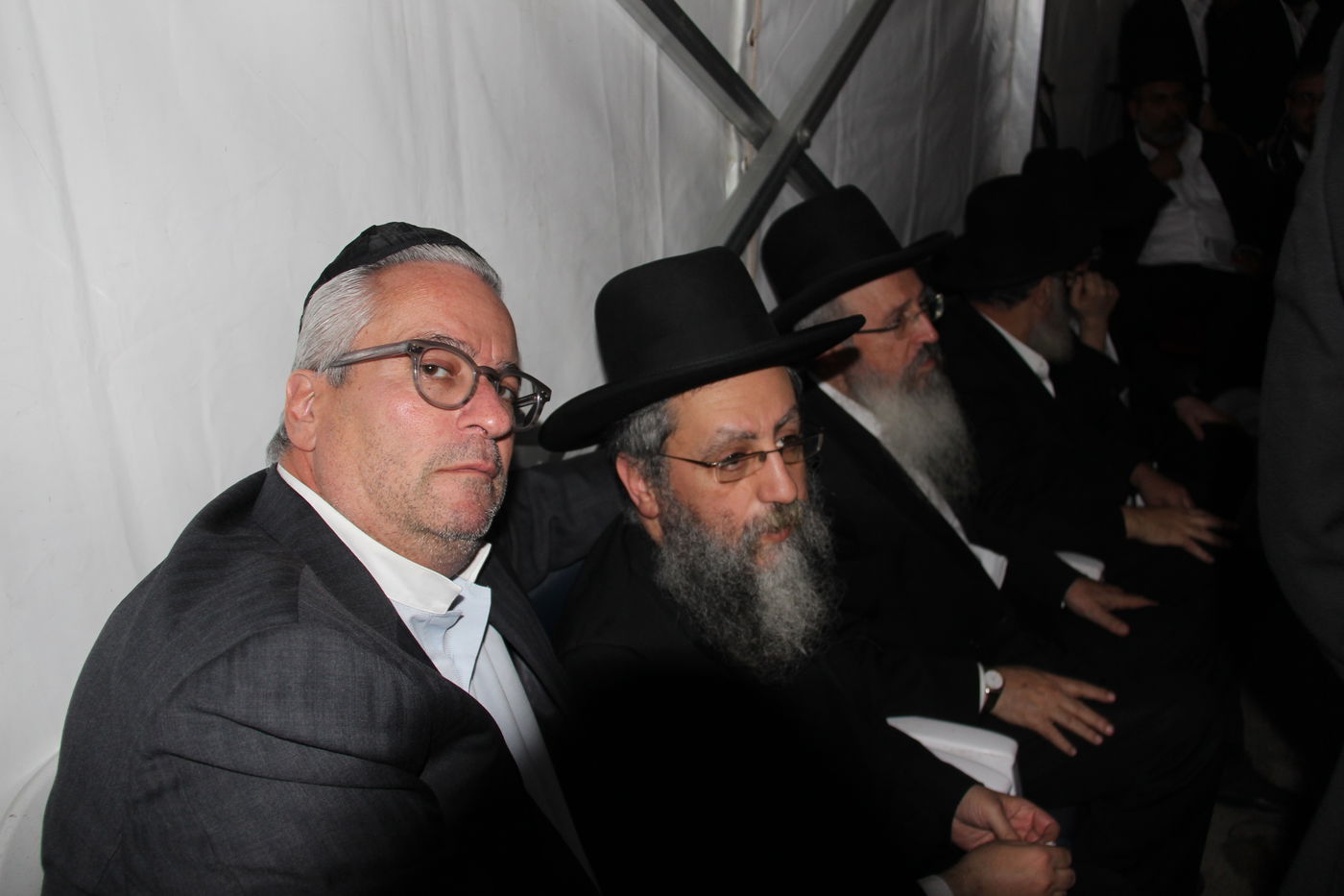 אלפי מנחמים, מאה תמונות • גלריה