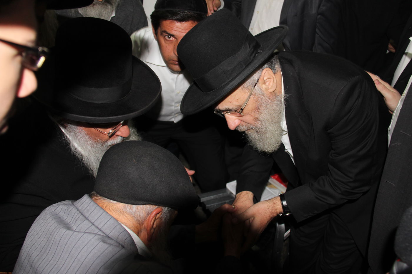 אלפי מנחמים, מאה תמונות • גלריה