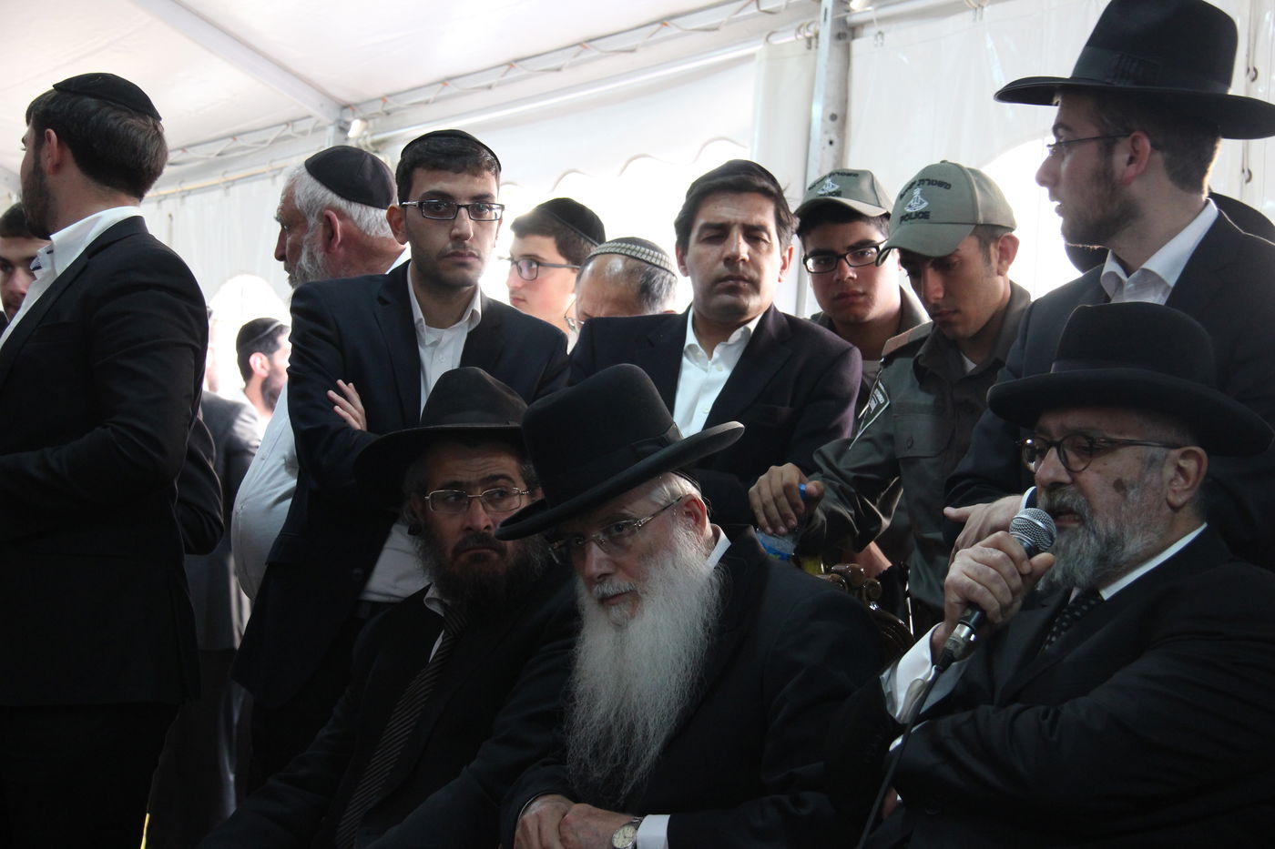 אלפי מנחמים, מאה תמונות • גלריה