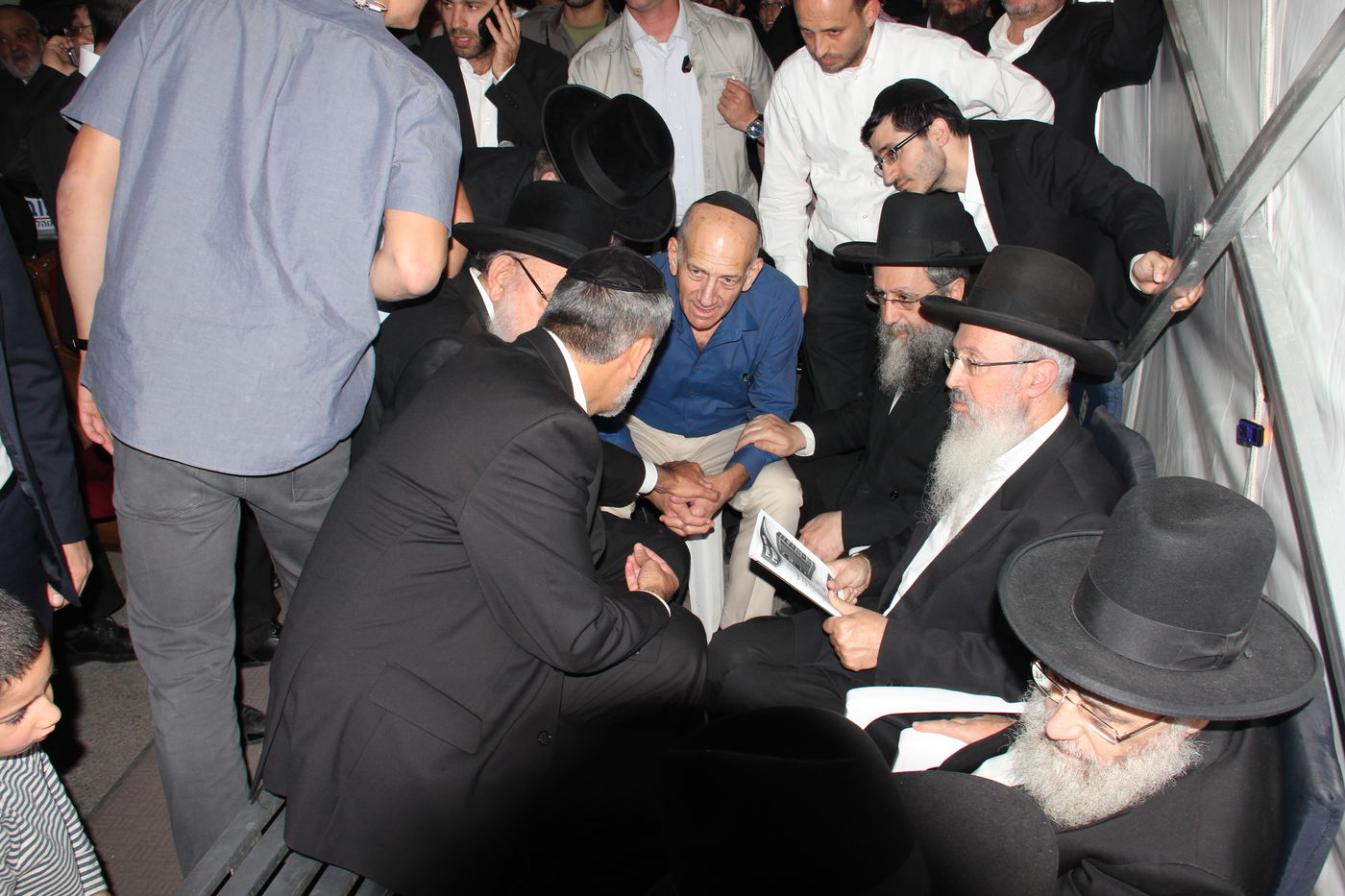 אלפי מנחמים, מאה תמונות • גלריה