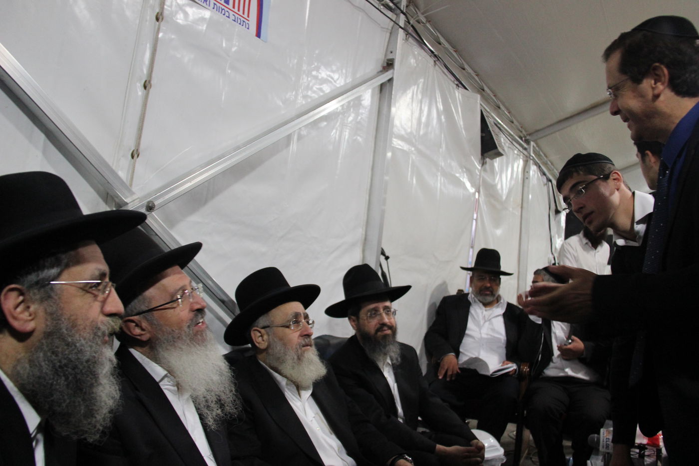 אלפי מנחמים, מאה תמונות • גלריה