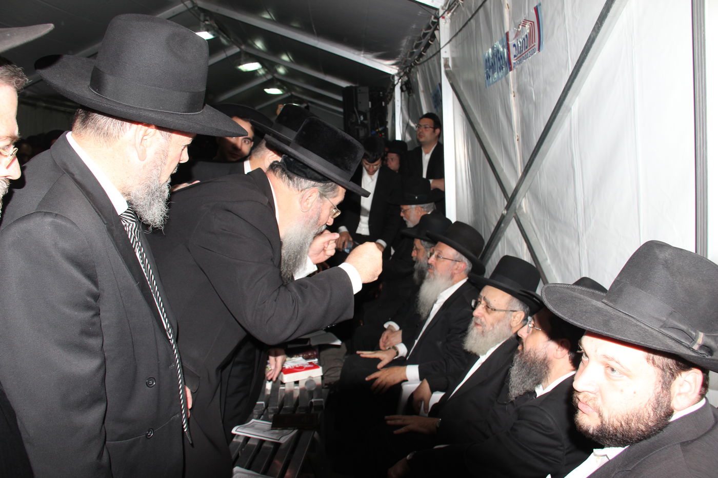 אלפי מנחמים, מאה תמונות • גלריה