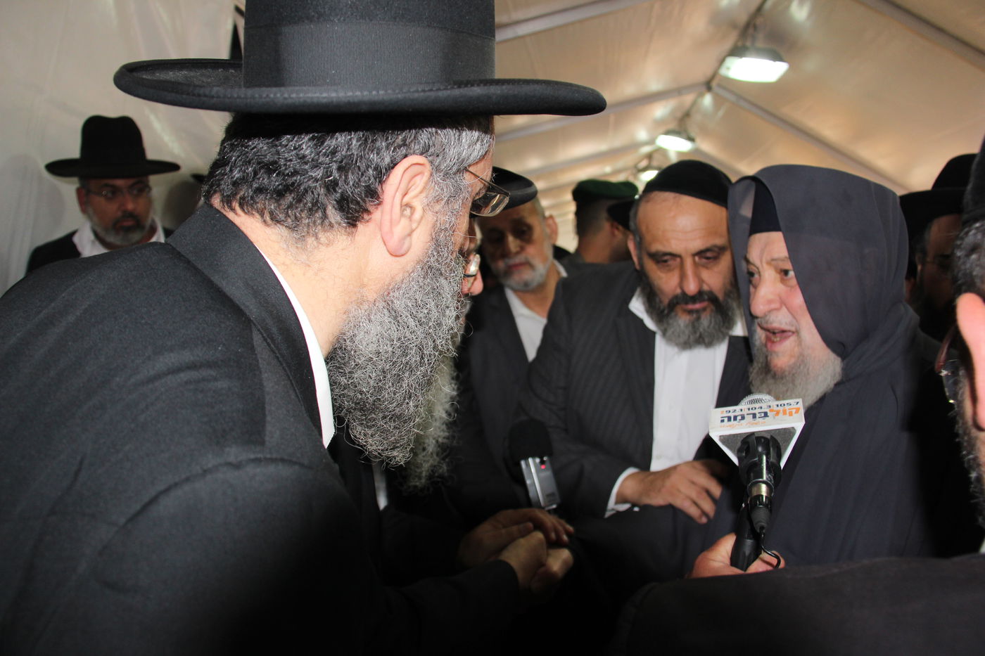 אלפי מנחמים, מאה תמונות • גלריה