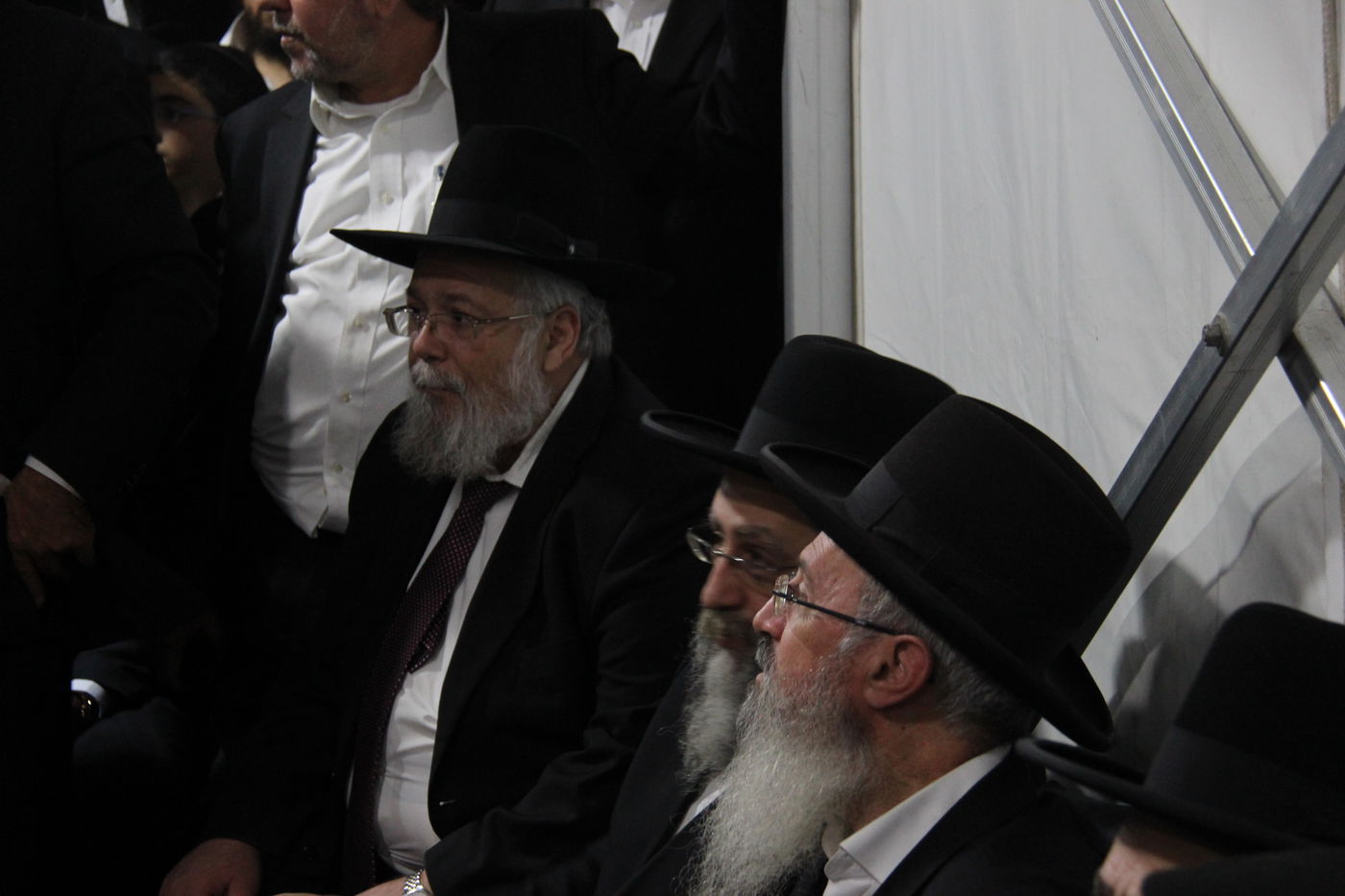 אלפי מנחמים, מאה תמונות • גלריה