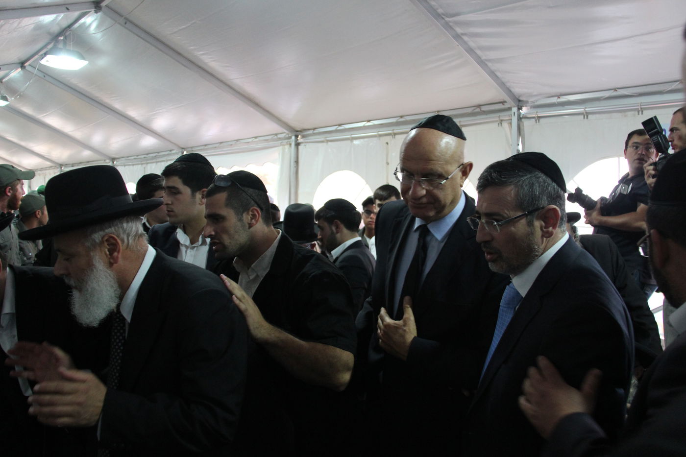 אלפי מנחמים, מאה תמונות • גלריה