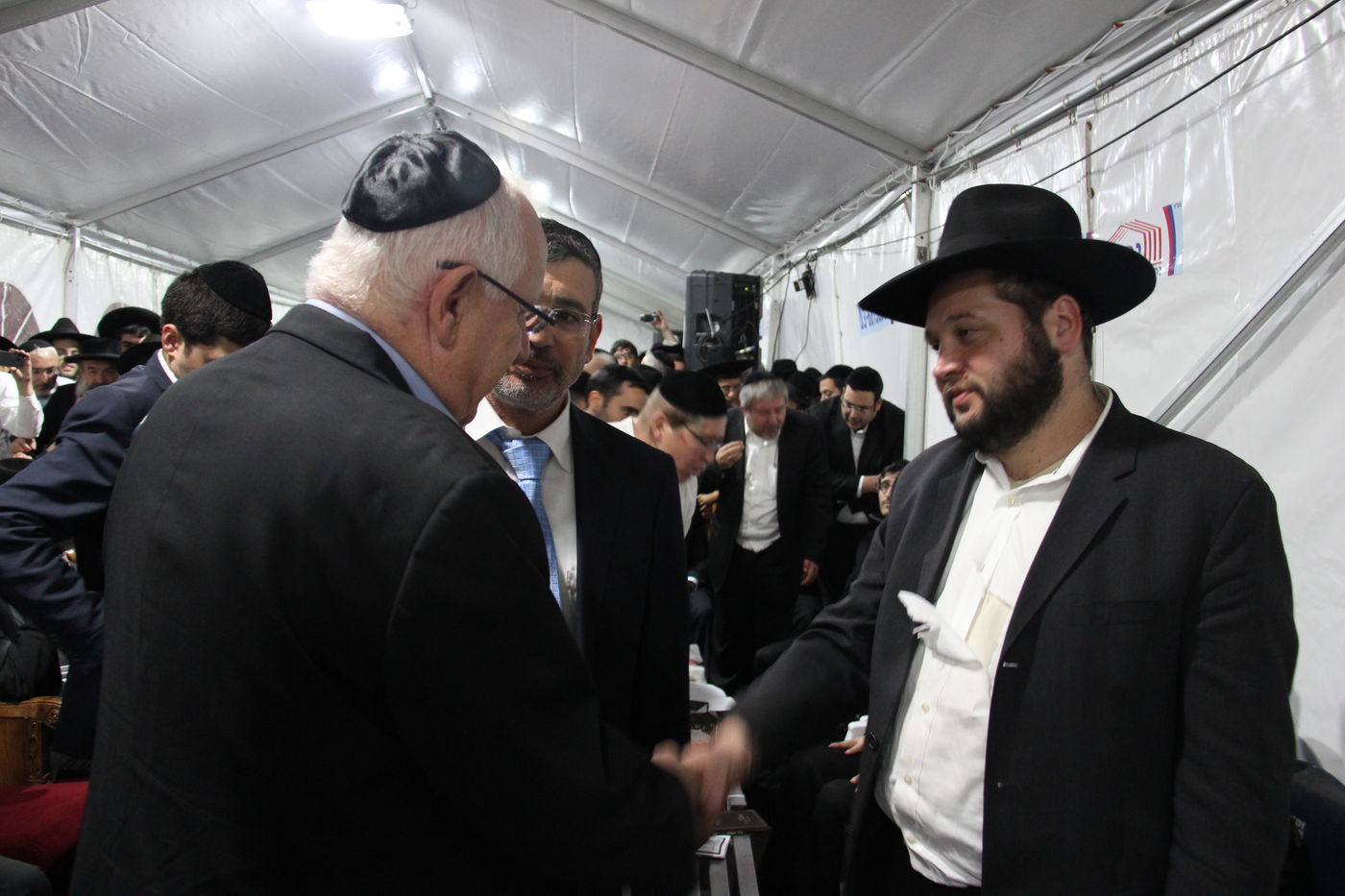 אלפי מנחמים, מאה תמונות • גלריה