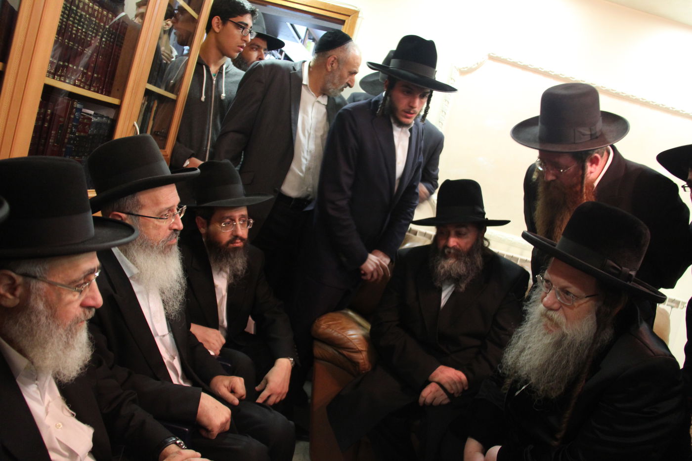 אלפי מנחמים, מאה תמונות • גלריה