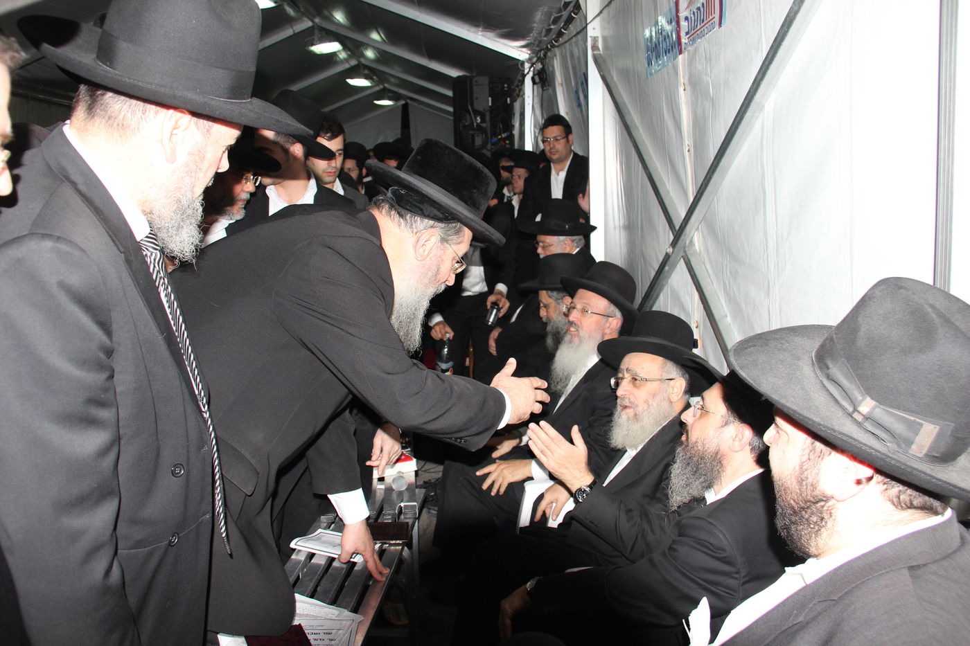 אלפי מנחמים, מאה תמונות • גלריה