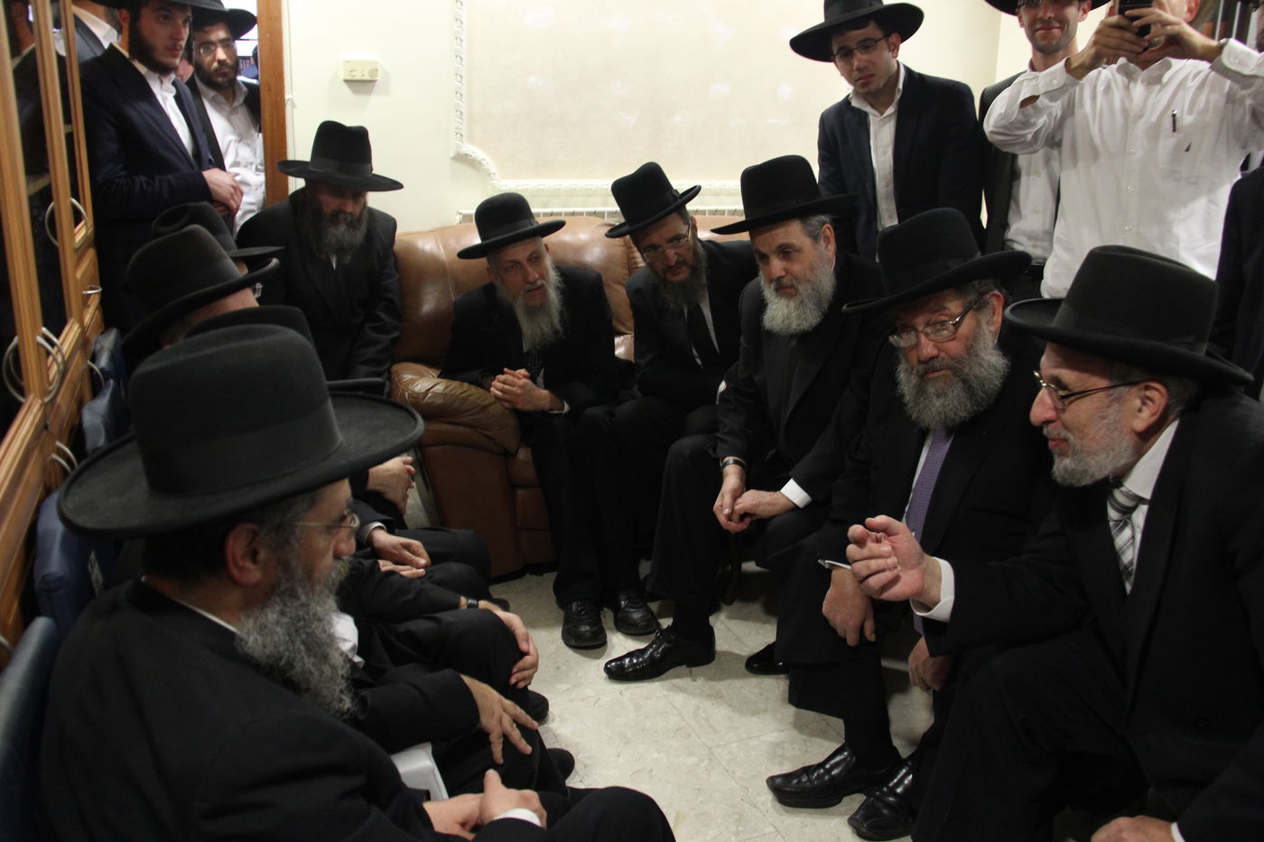 אלפי מנחמים, מאה תמונות • גלריה