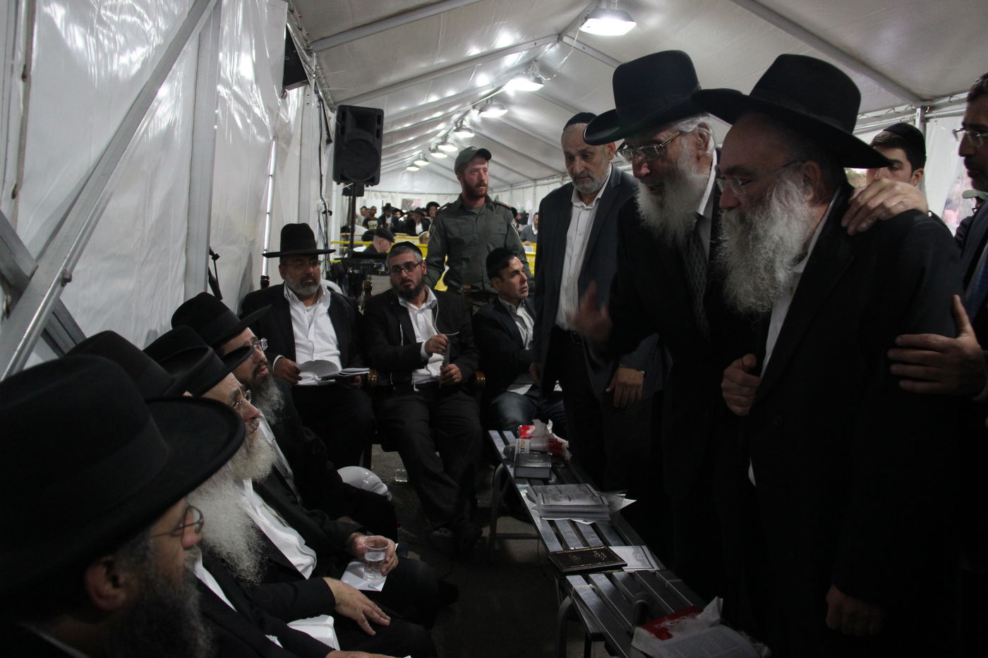 אלפי מנחמים, מאה תמונות • גלריה