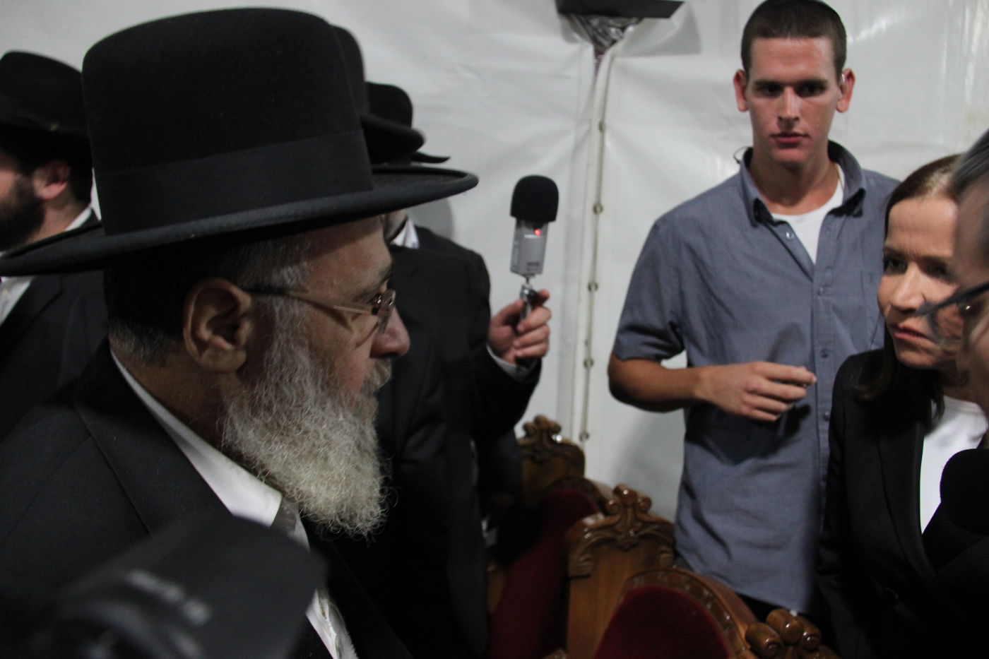 אלפי מנחמים, מאה תמונות • גלריה