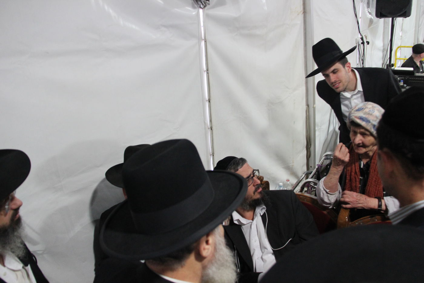 אלפי מנחמים, מאה תמונות • גלריה