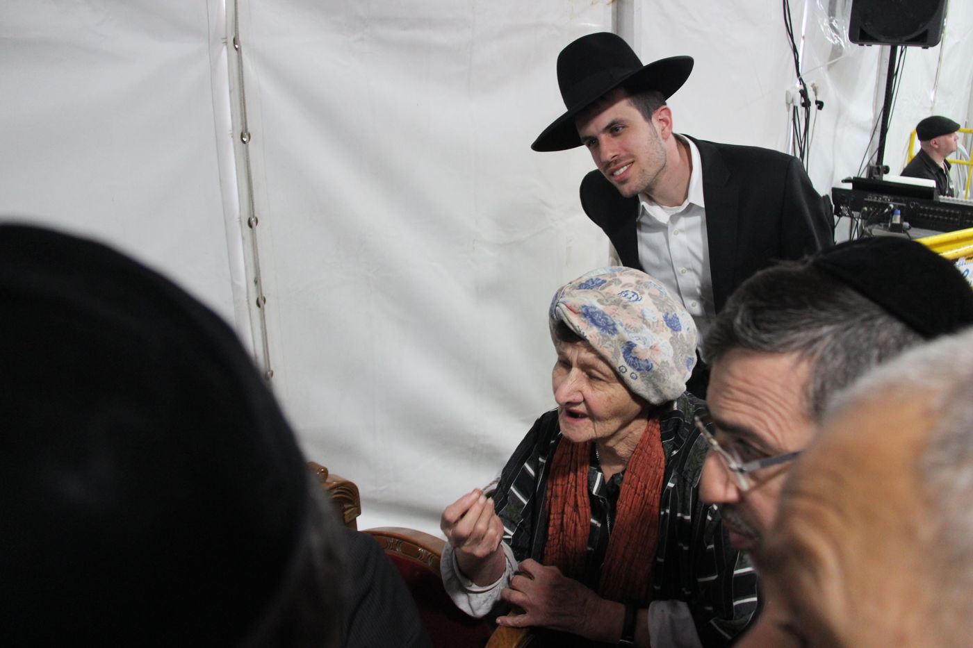 אלפי מנחמים, מאה תמונות • גלריה