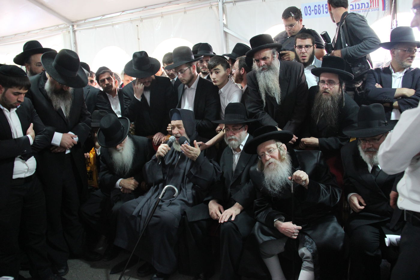 אלפי מנחמים, מאה תמונות • גלריה