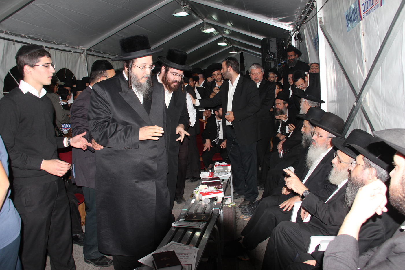 אלפי מנחמים, מאה תמונות • גלריה