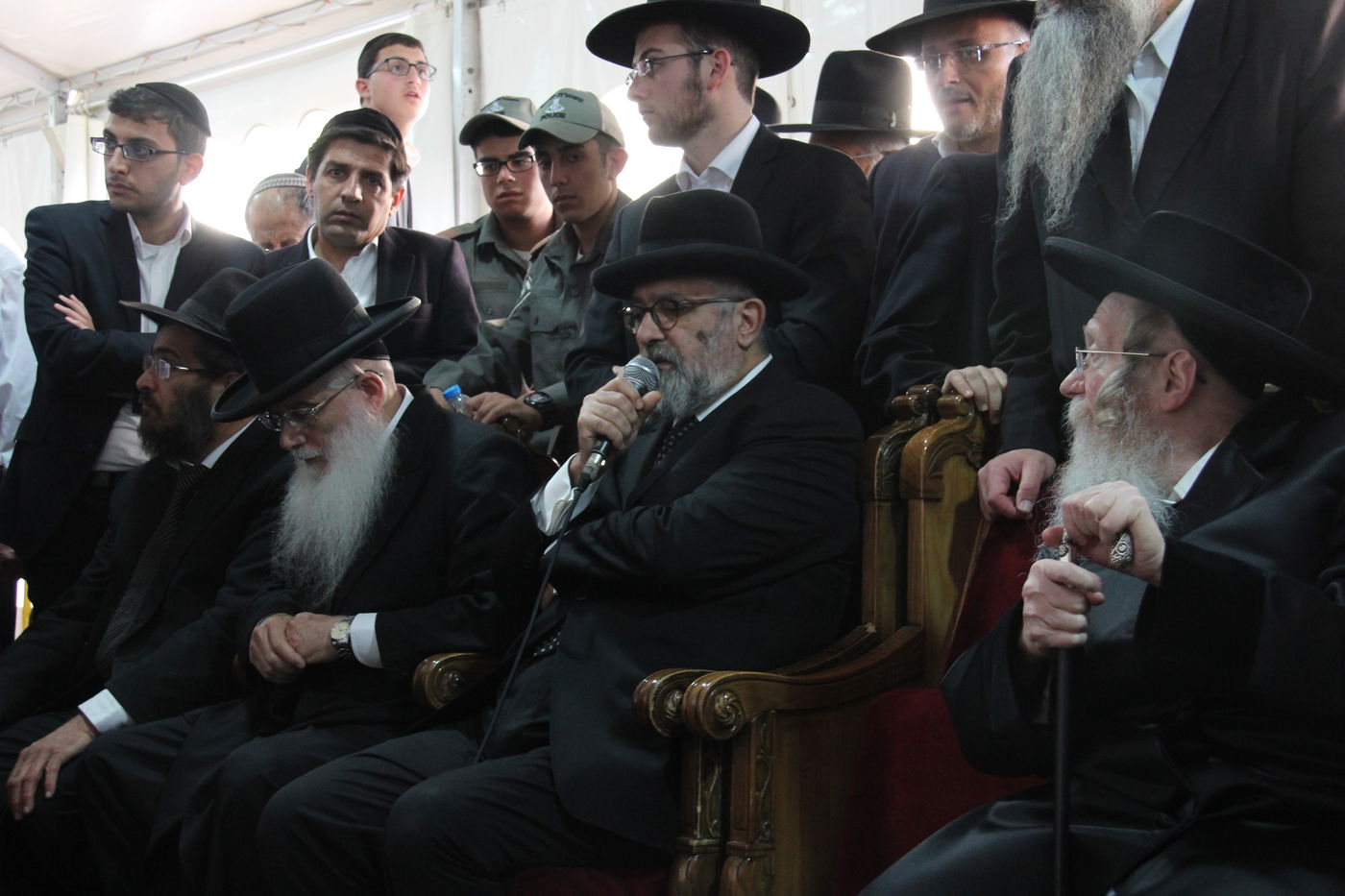 אלפי מנחמים, מאה תמונות • גלריה