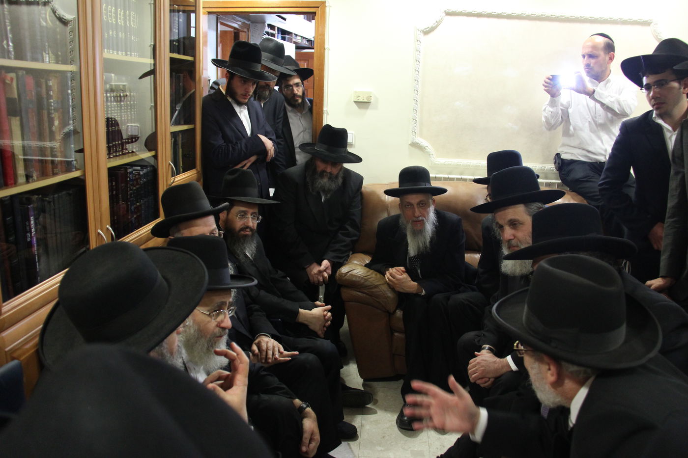 אלפי מנחמים, מאה תמונות • גלריה