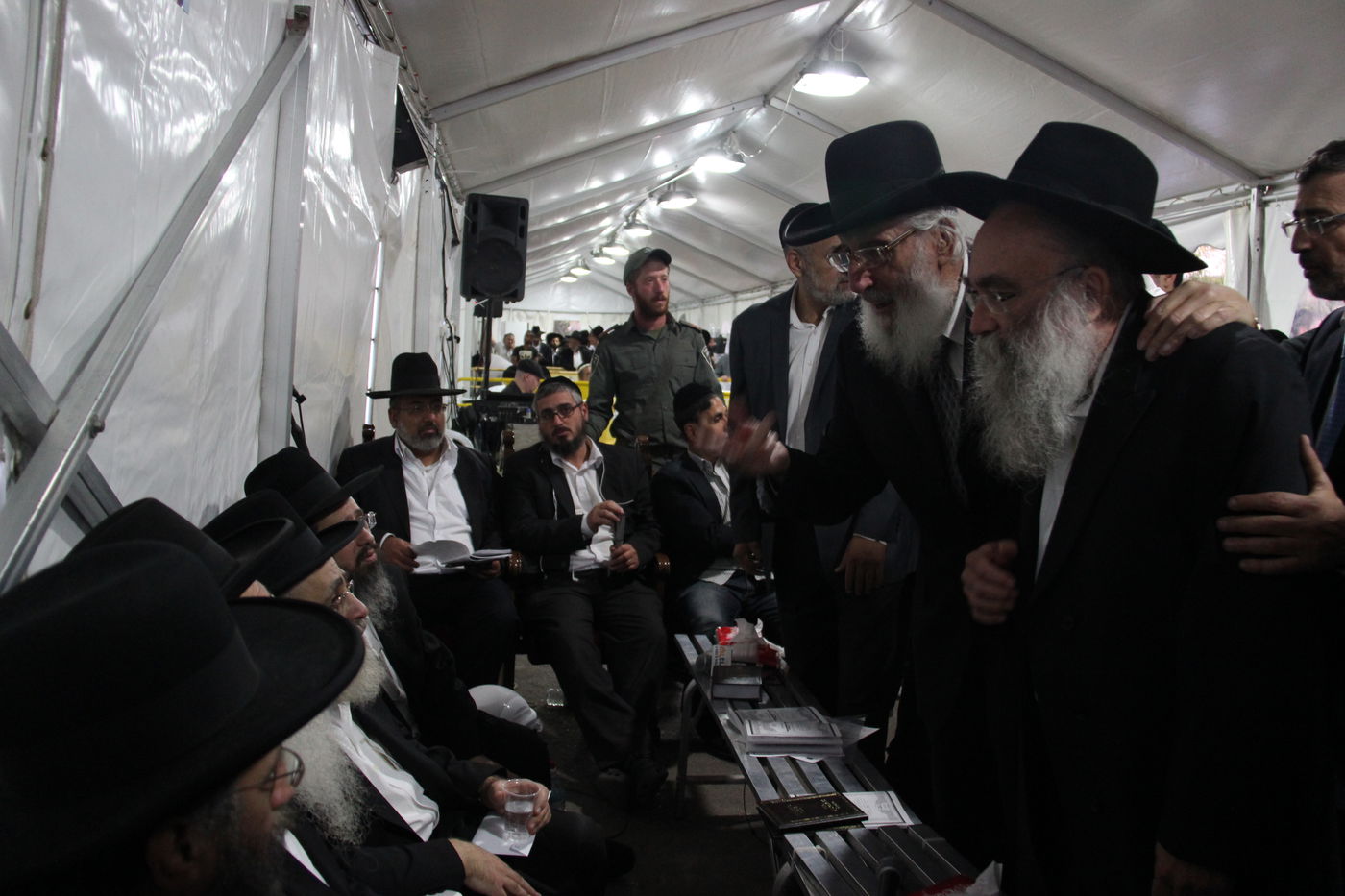 אלפי מנחמים, מאה תמונות • גלריה