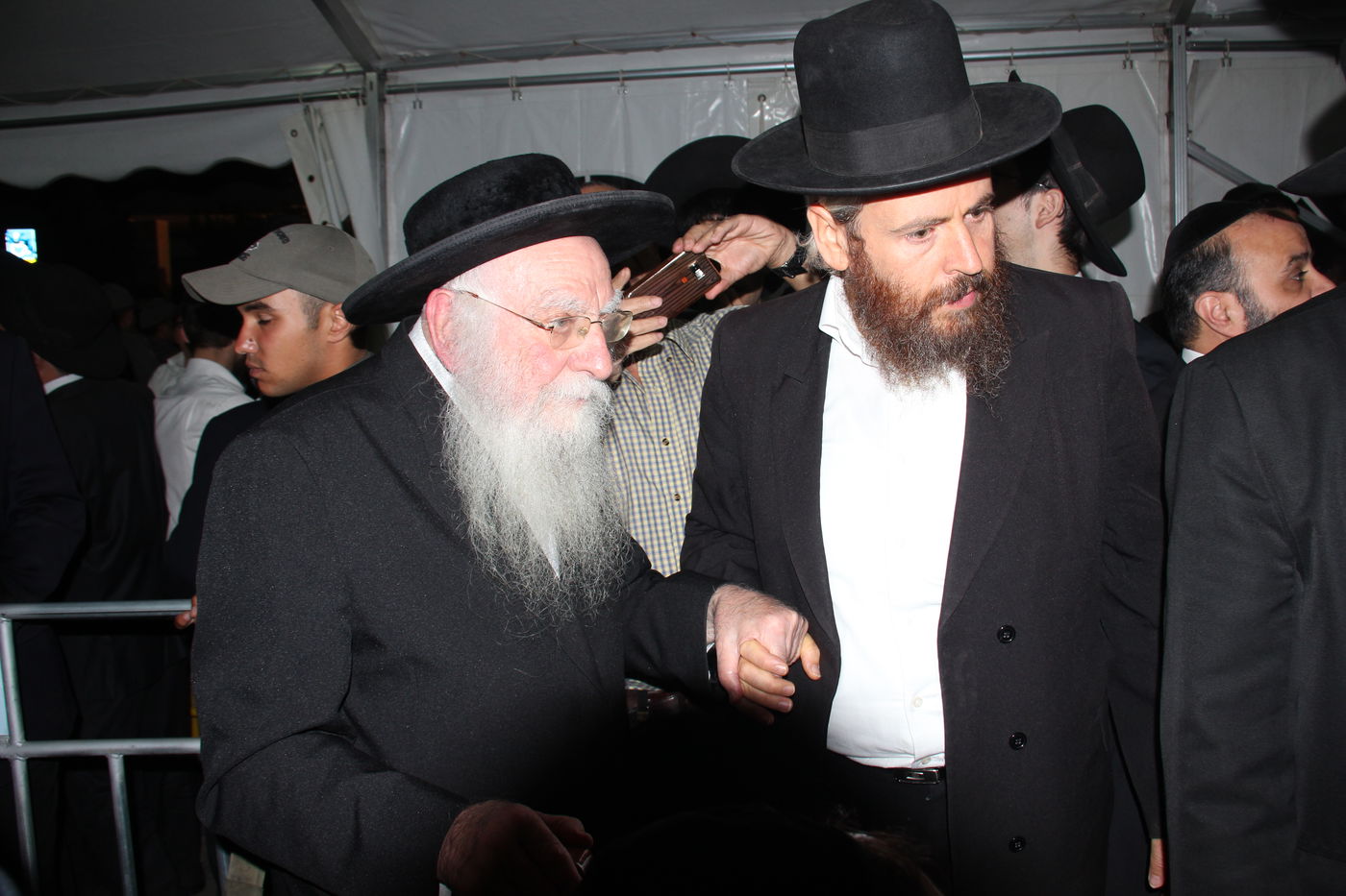 אלפי מנחמים, מאה תמונות • גלריה