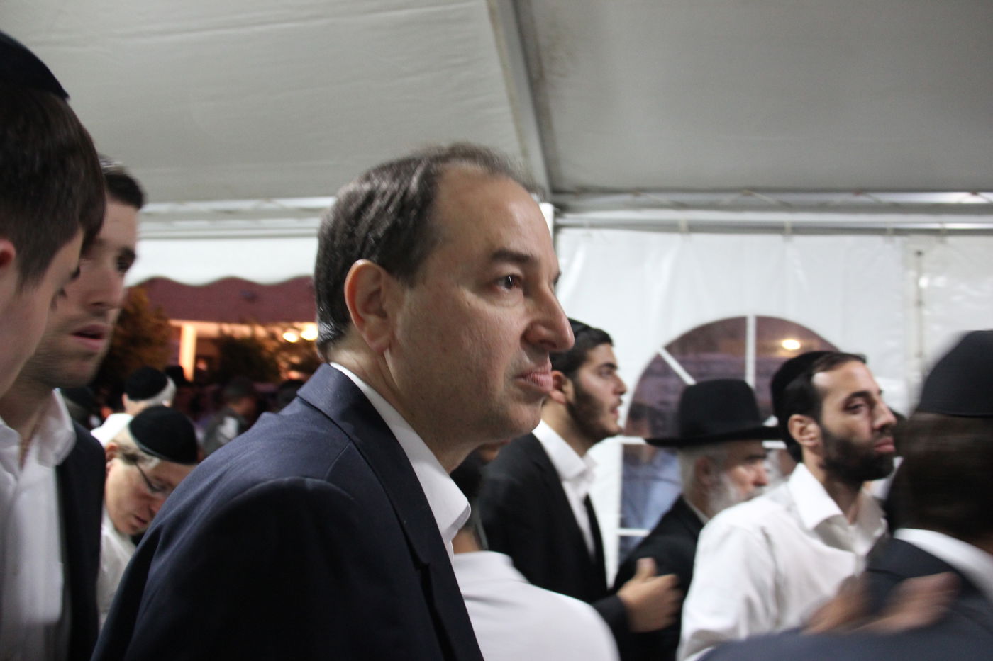 אלפי מנחמים, מאה תמונות • גלריה