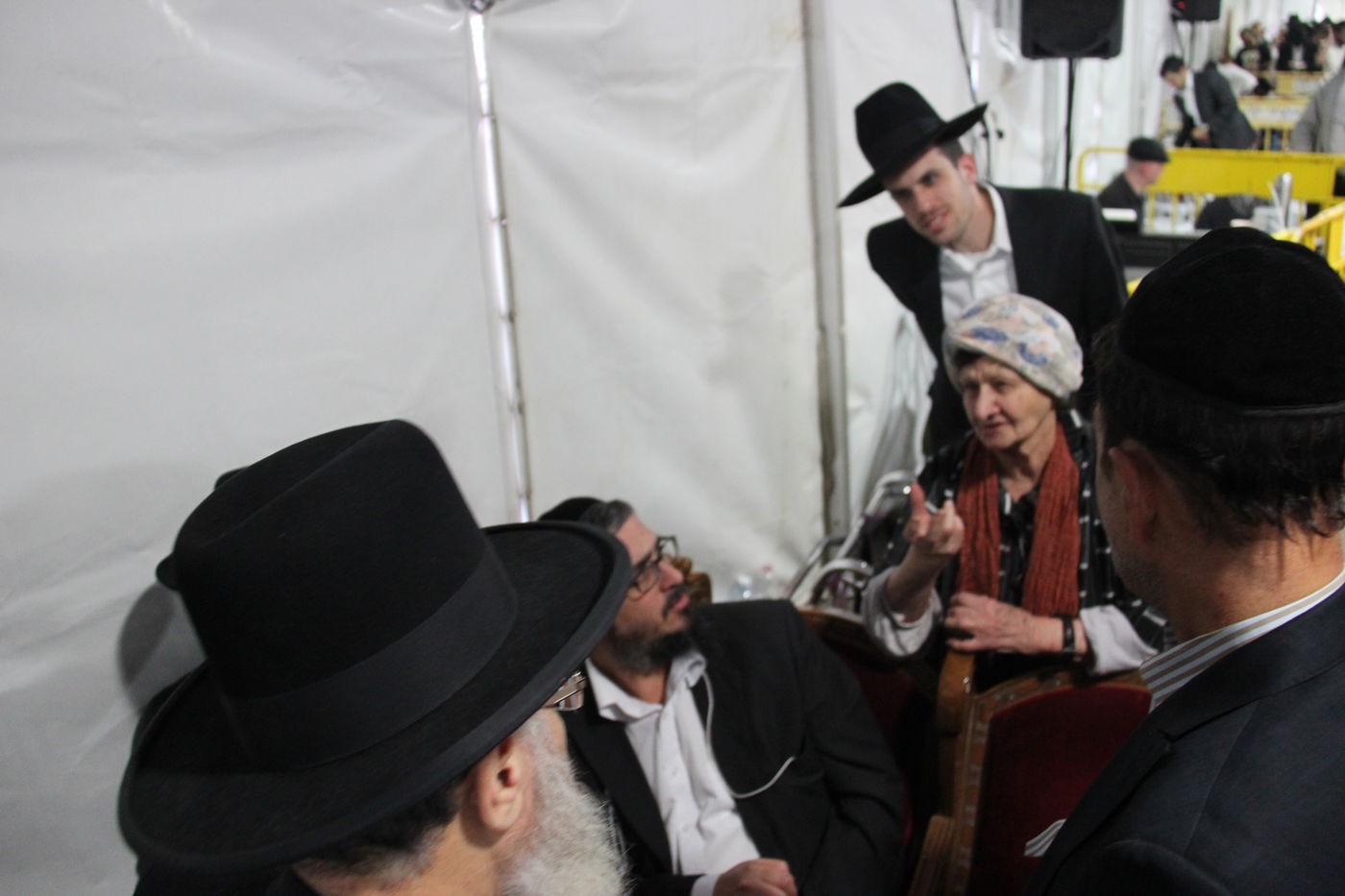 אלפי מנחמים, מאה תמונות • גלריה