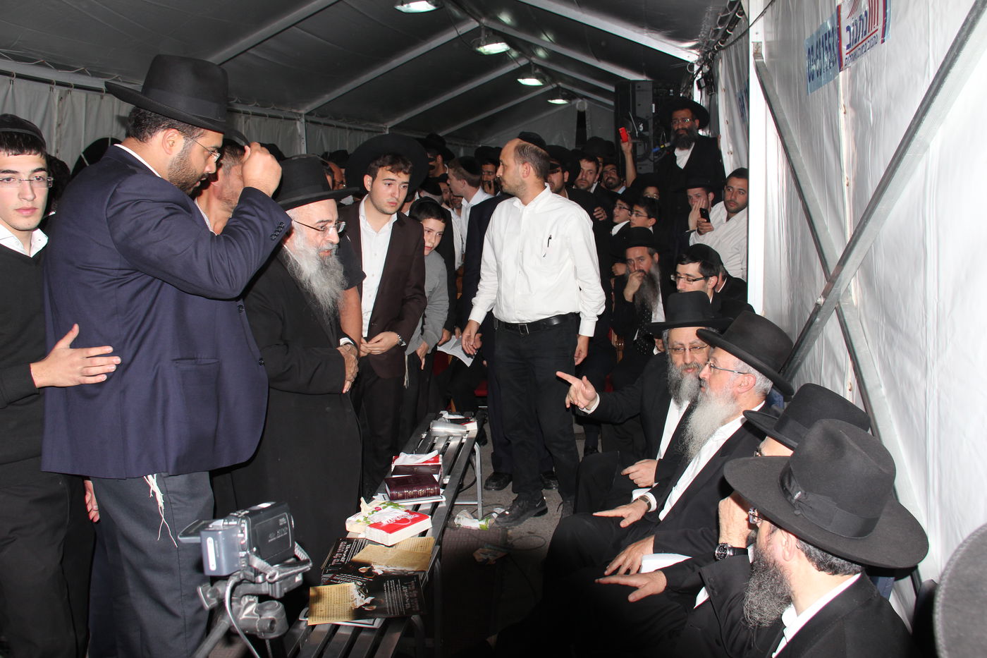 אלפי מנחמים, מאה תמונות • גלריה