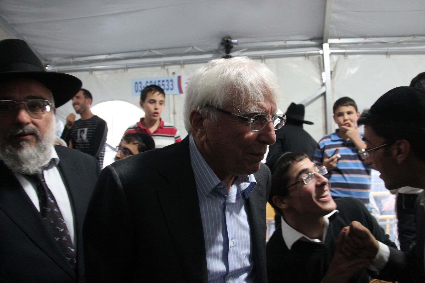 אלפי מנחמים, מאה תמונות • גלריה