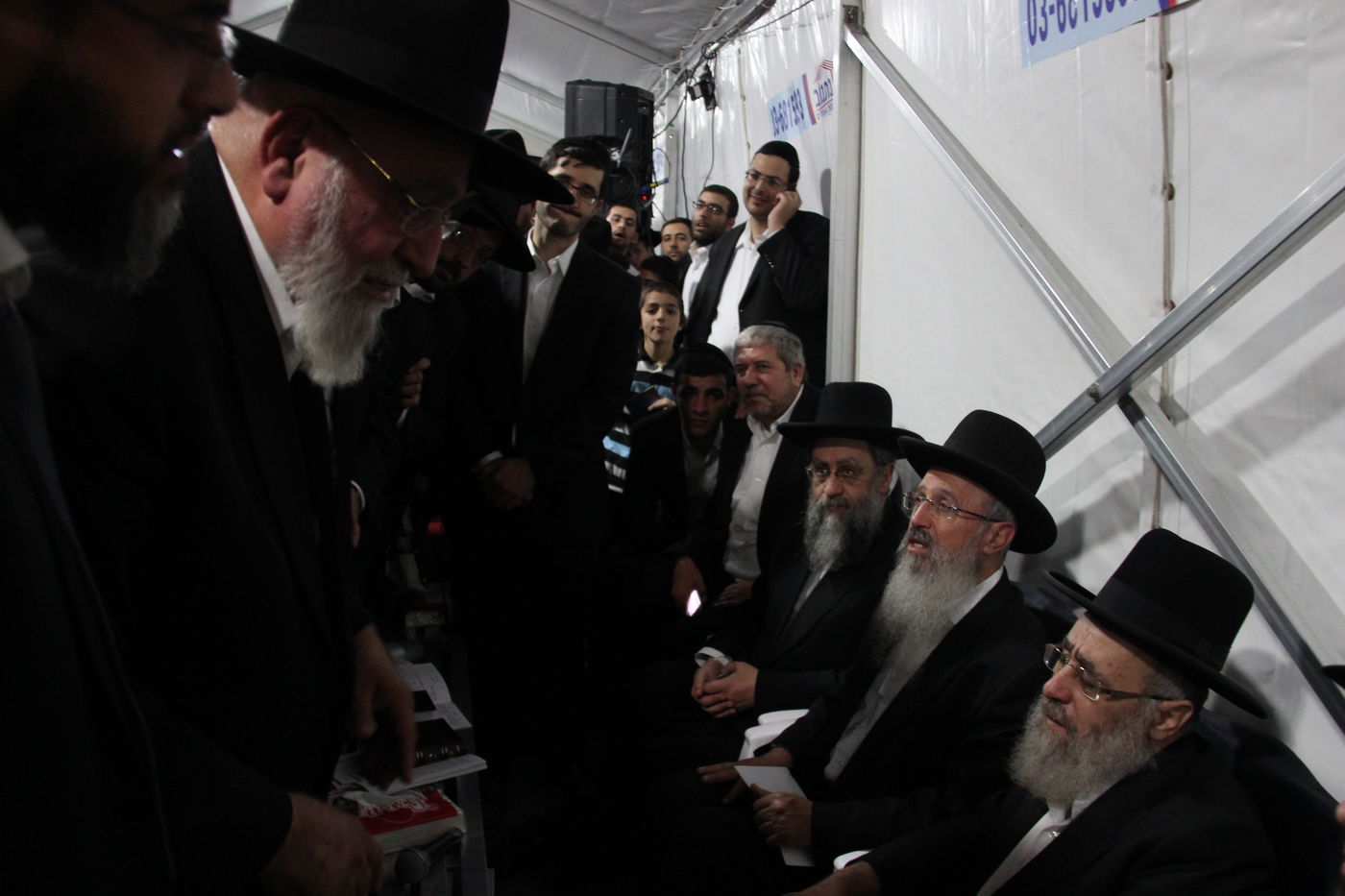 אלפי מנחמים, מאה תמונות • גלריה