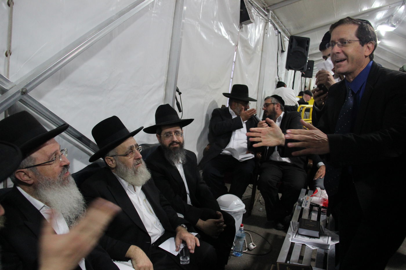 אלפי מנחמים, מאה תמונות • גלריה