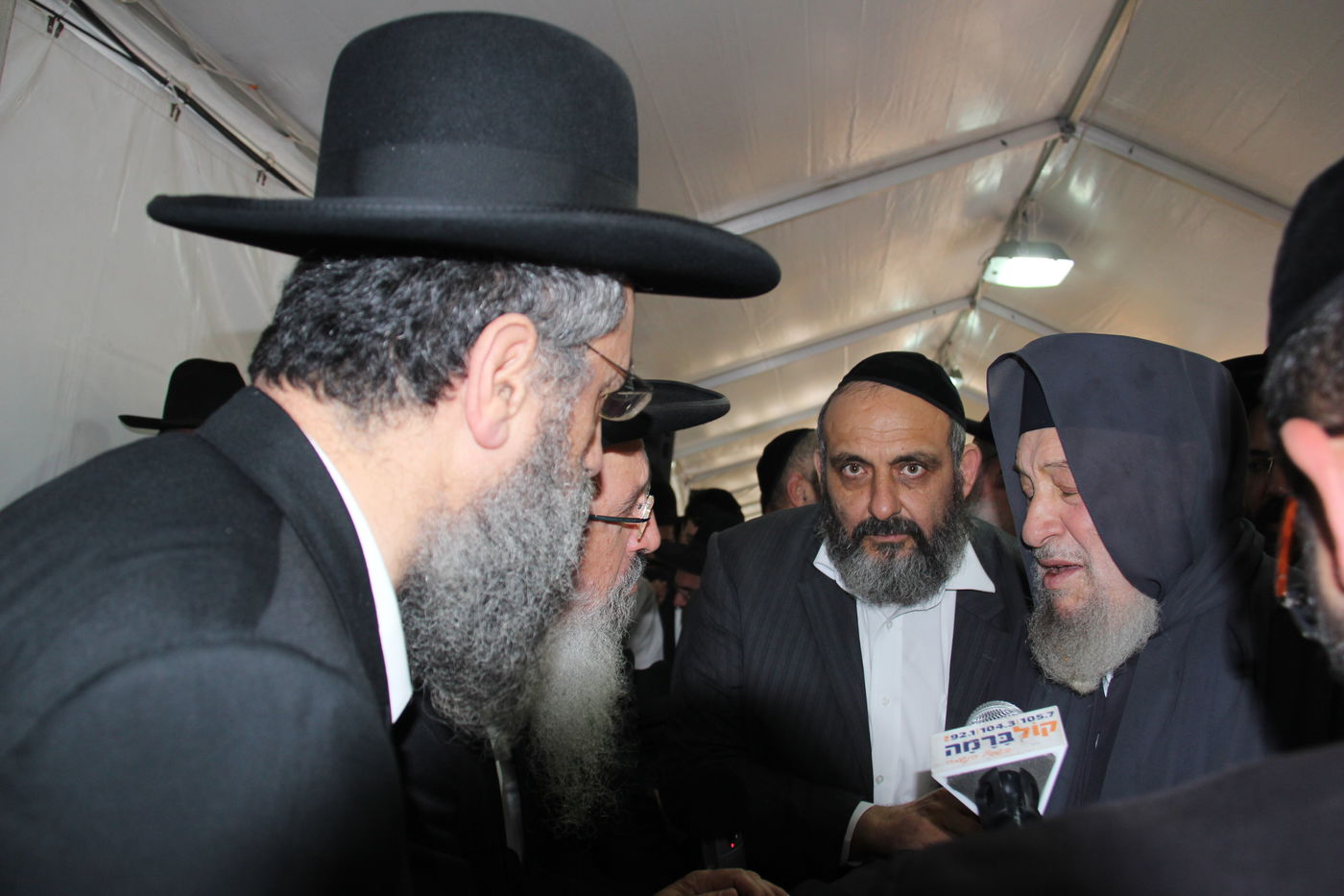 אלפי מנחמים, מאה תמונות • גלריה