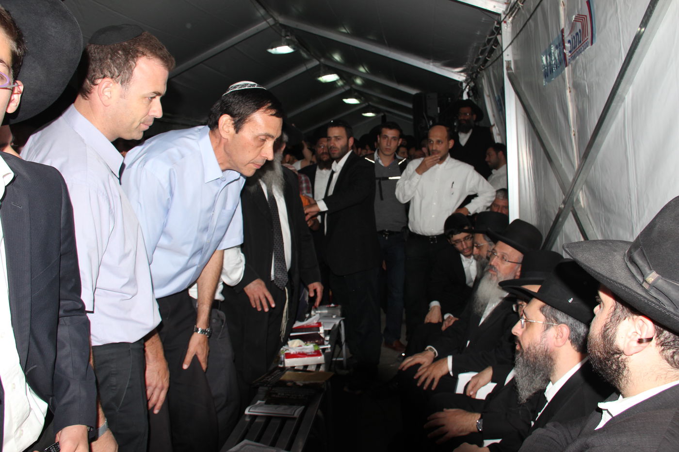 אלפי מנחמים, מאה תמונות • גלריה