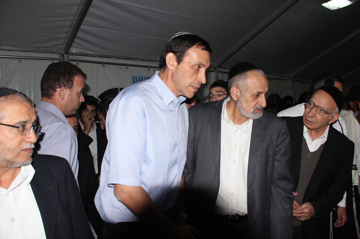 אלפי מנחמים, מאה תמונות • גלריה