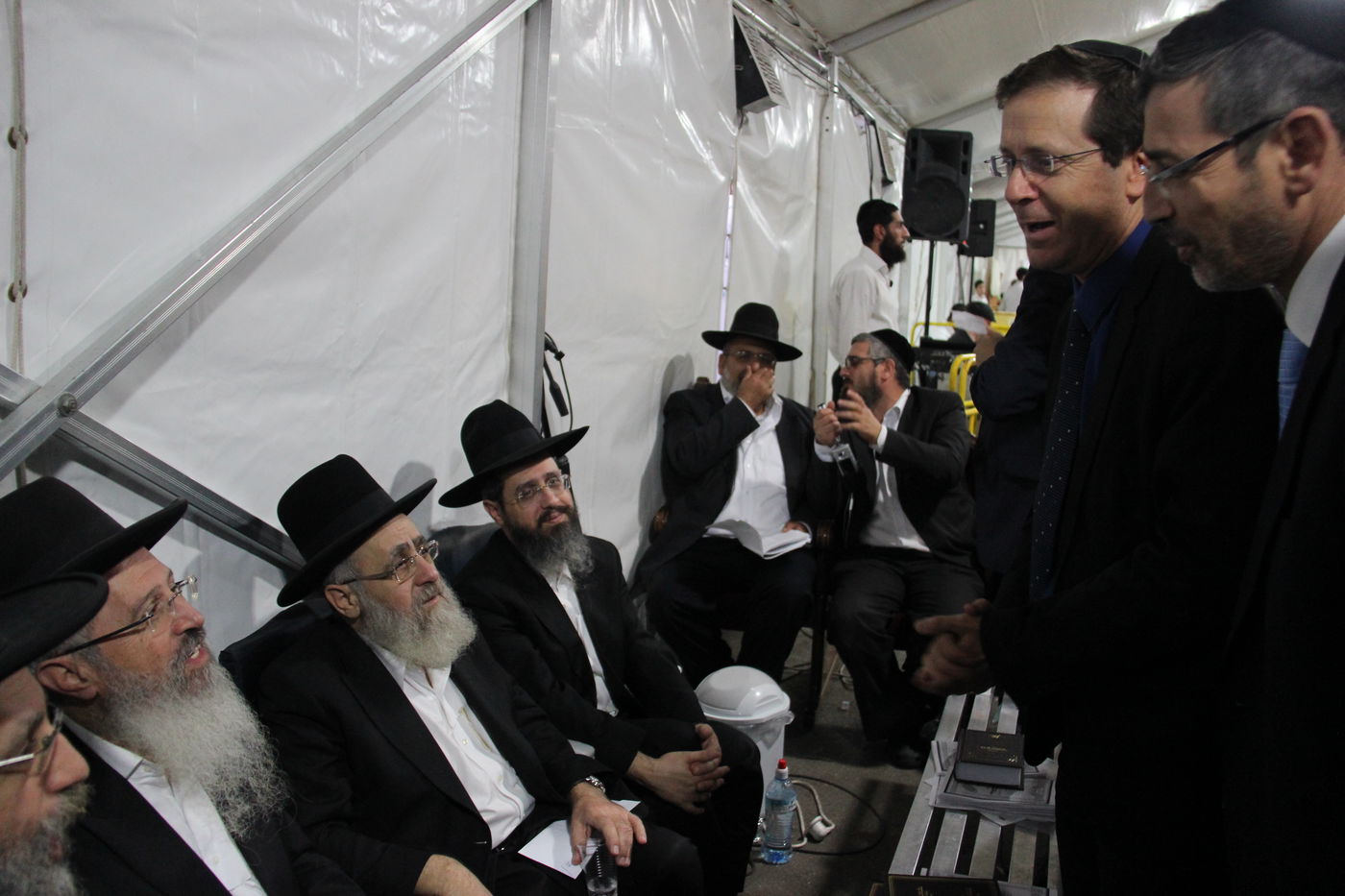 אלפי מנחמים, מאה תמונות • גלריה