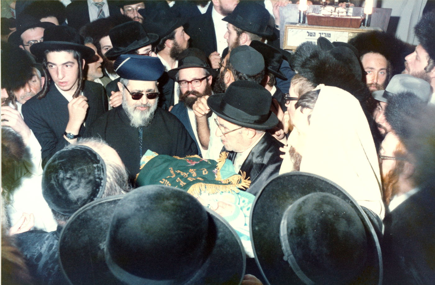 תיעוד מרגש: אהבת מרן הרב עובדיה יוסף זצ"ל לרב יצחק דוד גרוסמן