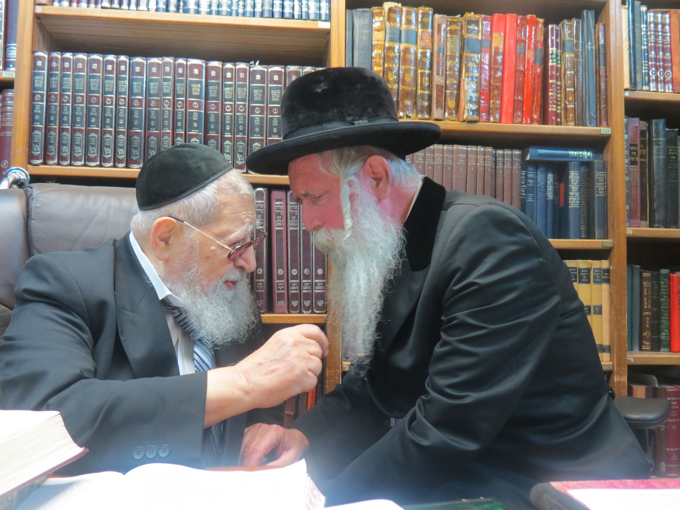 תיעוד מרגש: אהבת מרן הרב עובדיה יוסף זצ"ל לרב יצחק דוד גרוסמן